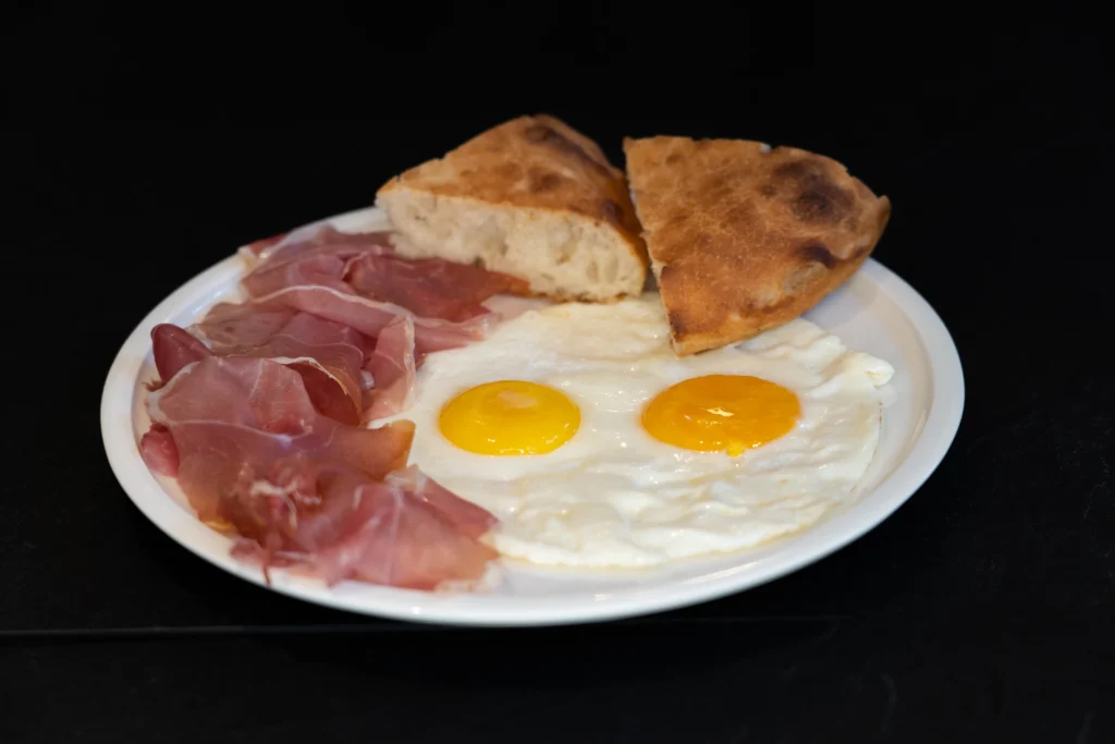 uova al tegamino con crudo di parma